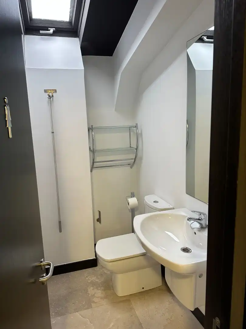 Badezimmer von Büro zur Miete in Santa Cruz de Bezana