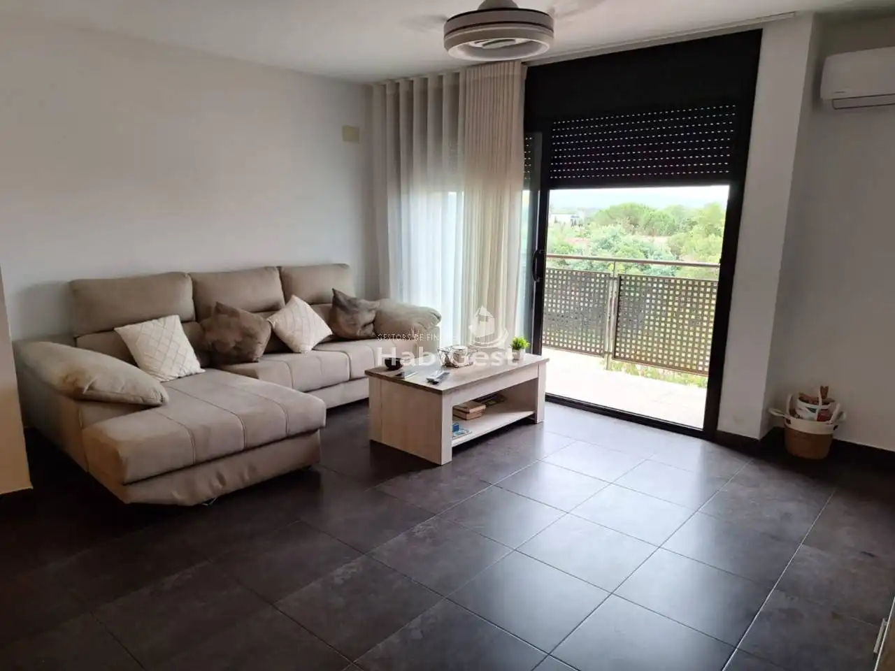 Wohnzimmer von Maisonette zum Verkauf in Sils mit Klimaanlage, Terrasse und Gemeinschaftspool