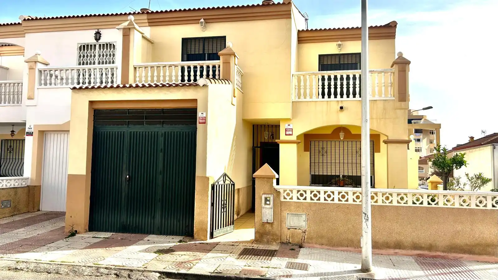 Vista exterior de Casa adosada en venta en Roquetas de Mar con Jardín privado, Terraza y Horno
