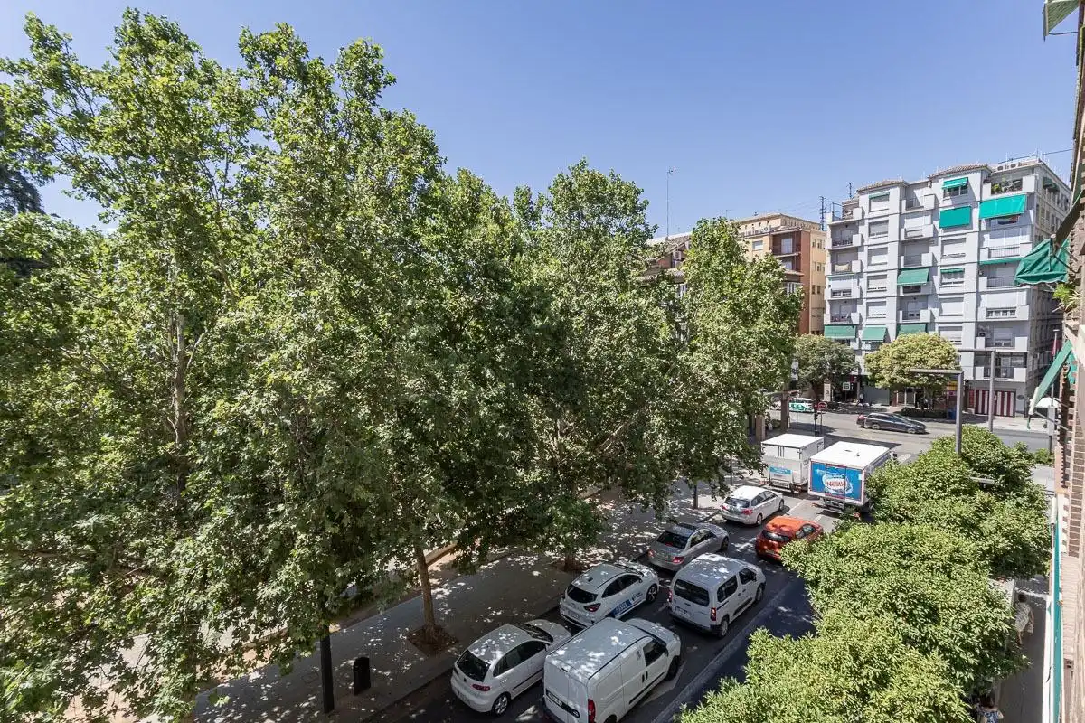 Vista exterior de Pis en venda en Granada amb Calefacció i Balcó