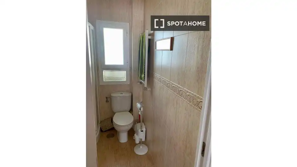 Bathroom of Flat for share in Madrid  with Air Conditioner, Heating and Terrace