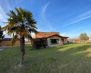 Vista exterior de Casa o xalet en venda en Villaturiel