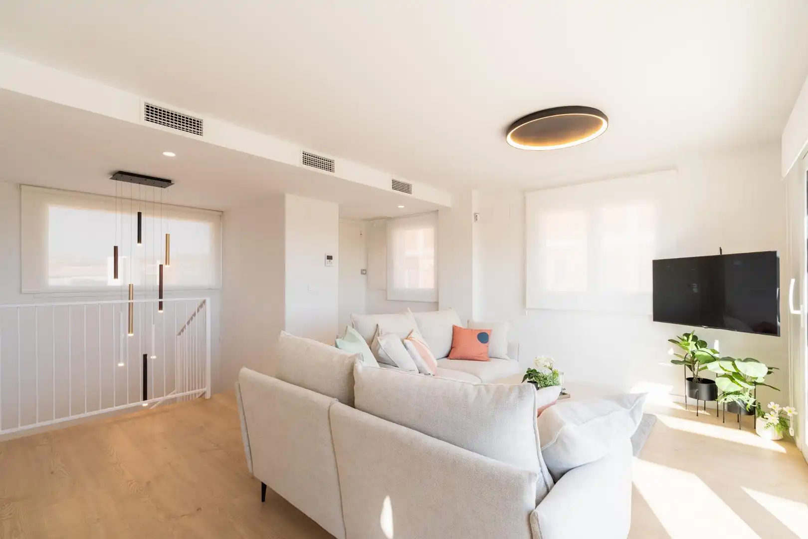 Sala d'estar de Casa adosada en venda en La Nucia amb Aire condicionat, Jardí privat i Terrassa