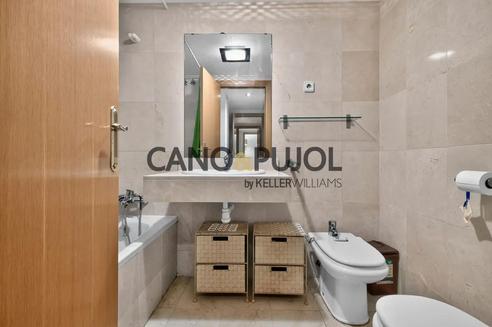 Bany de Pis en venda en Sant Just Desvern amb Aire condicionat, Calefacció i Terrassa