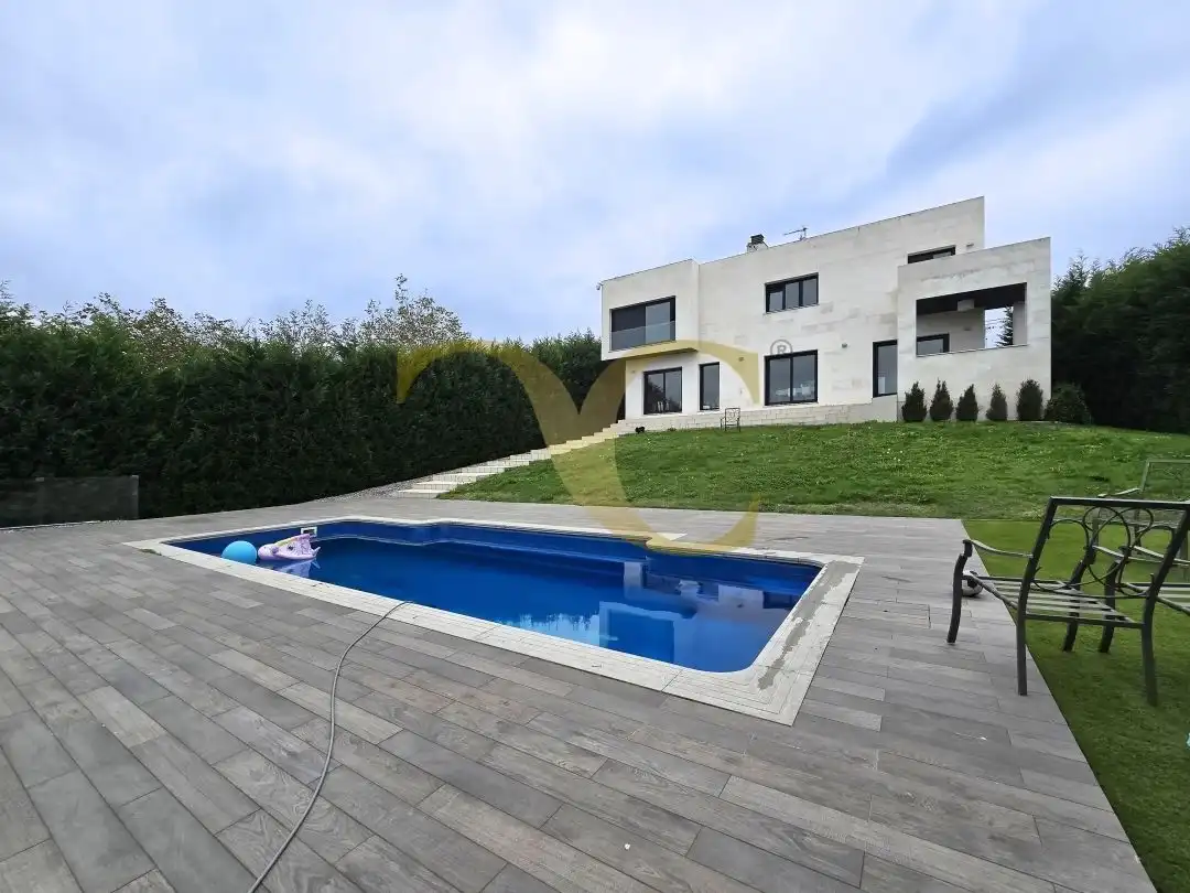 Piscina de Casa o xalet en venda en Oviedo  amb Calefacció, Jardí privat i Terrassa