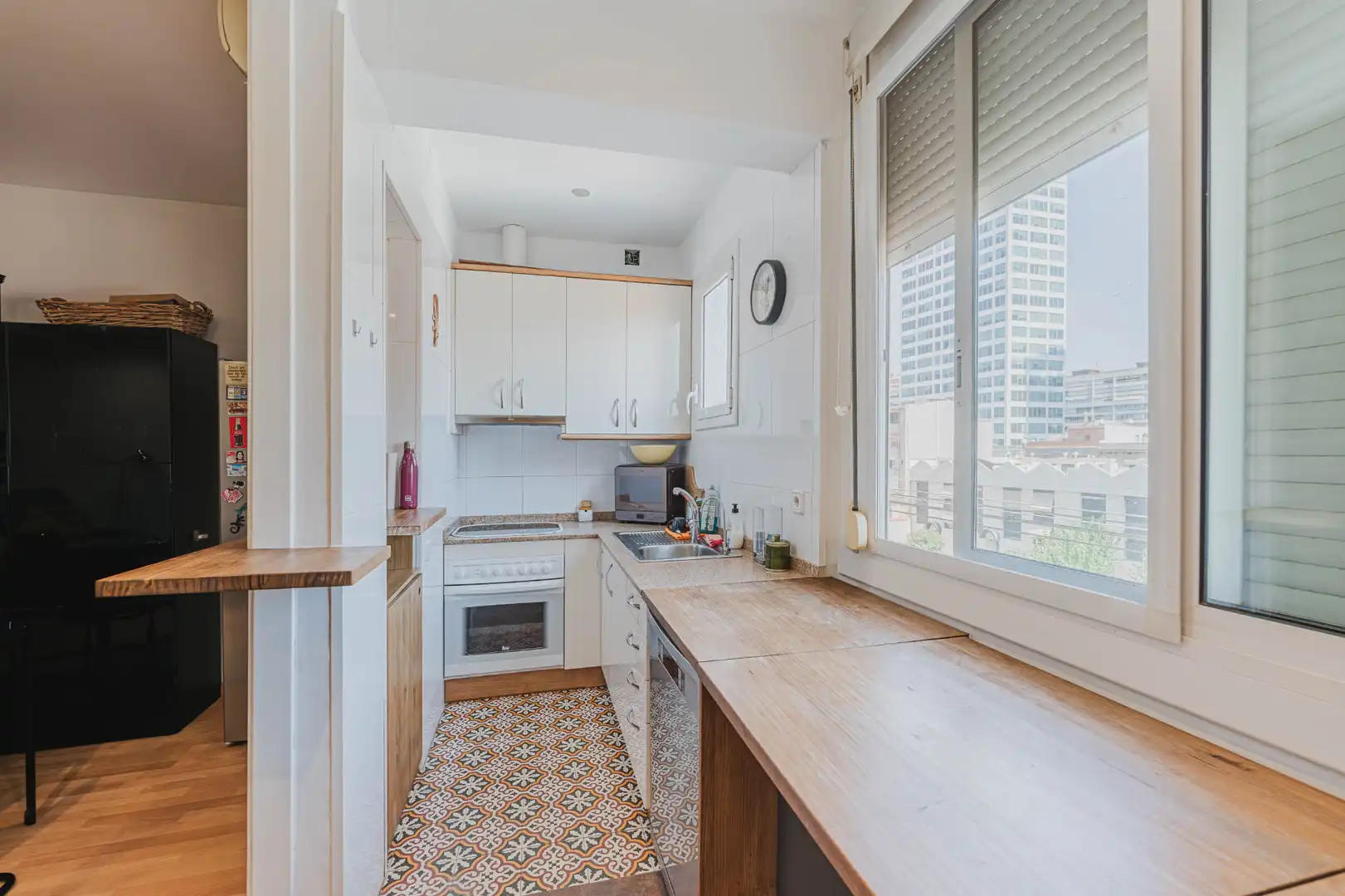 Küche von Wohnung zum Verkauf in Barcelona mit Klimaanlage, Heizung und Ofen