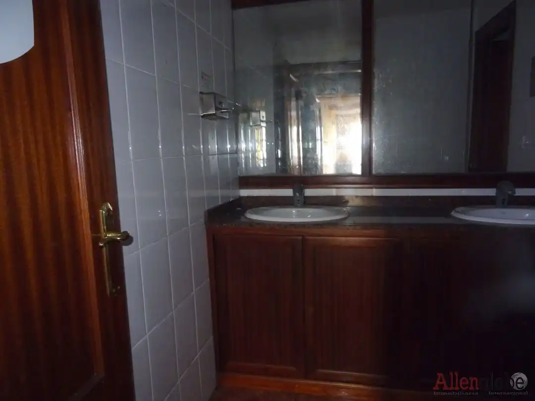 Baño de Local en venta en Oviedo 