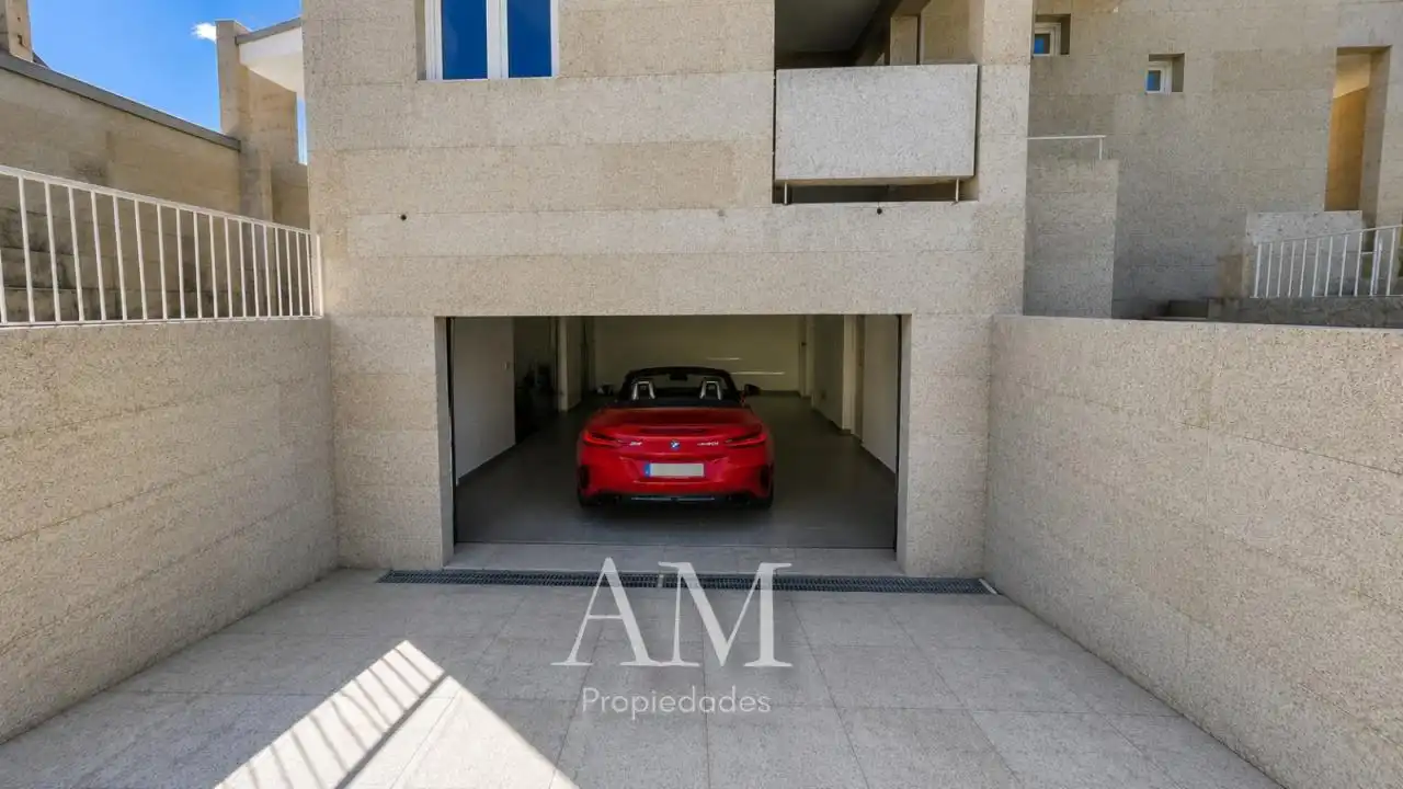 Aparcament de Casa o xalet en venda en Gondomar amb Calefacció, Jardí privat i Terrassa
