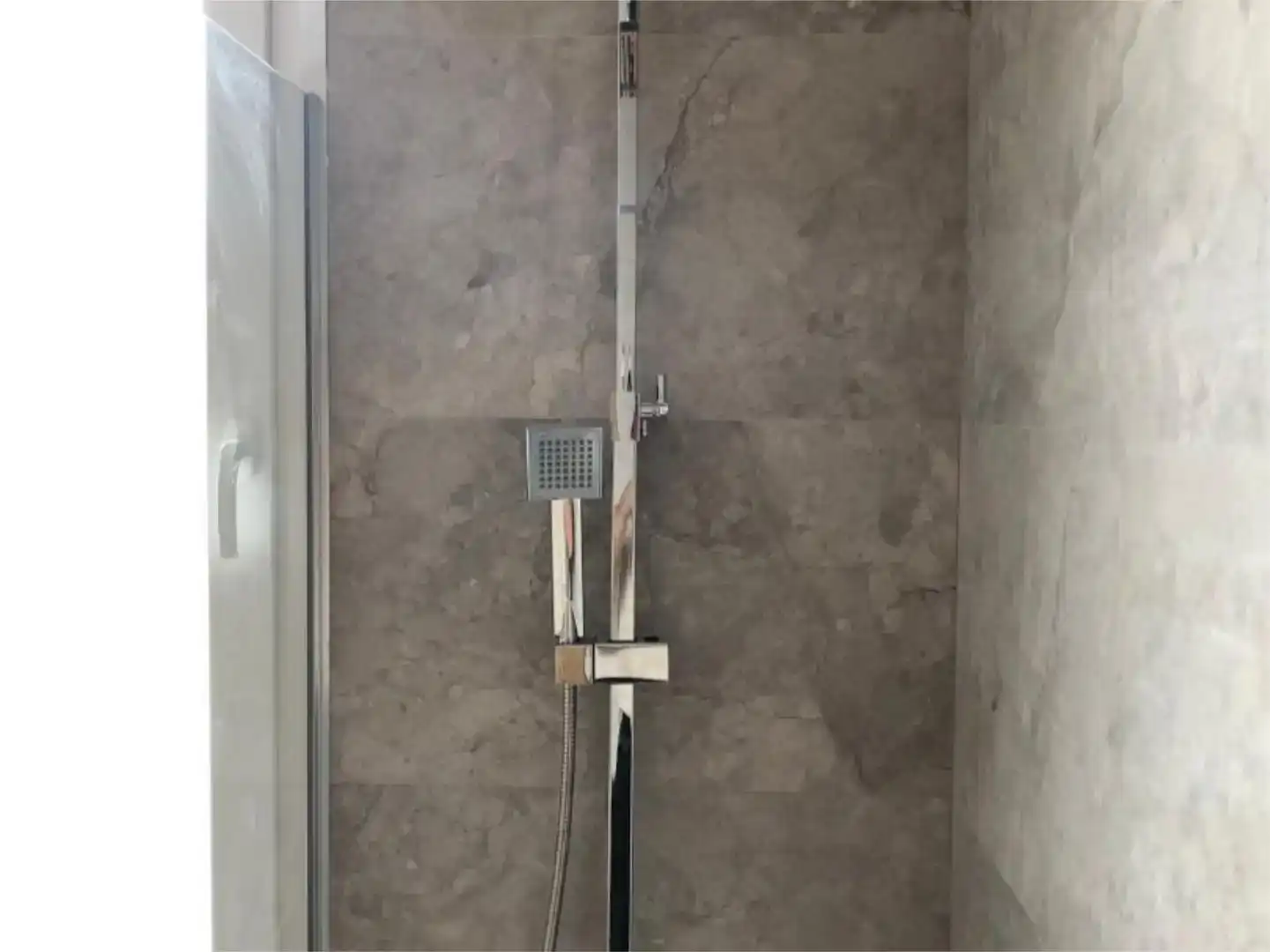 Badezimmer von Dachboden zur Miete in  Madrid Capital mit Balkon