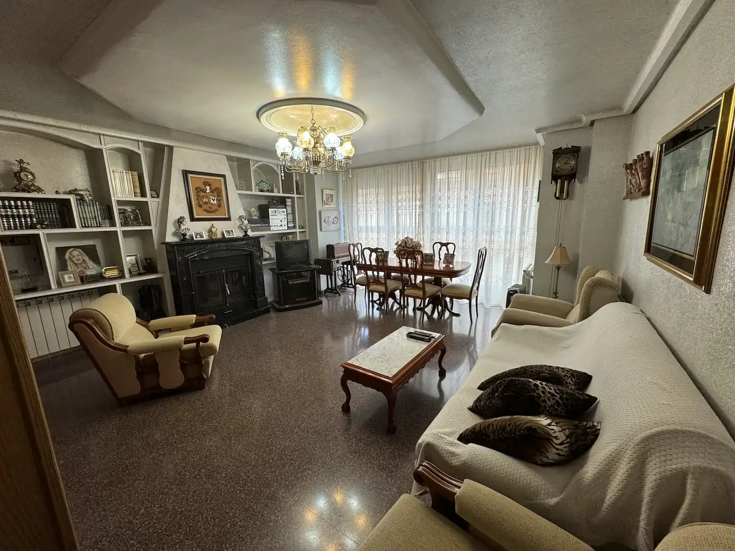 Sala de estar de Casa adosada en venta en Villena con Calefacción, Terraza y Trastero