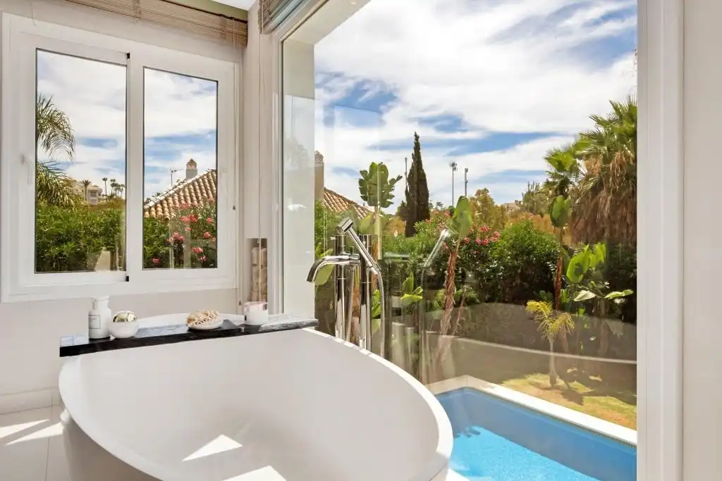 Bany de Casa o xalet en venda en Marbella amb Aire condicionat, Calefacció i Jardí privat