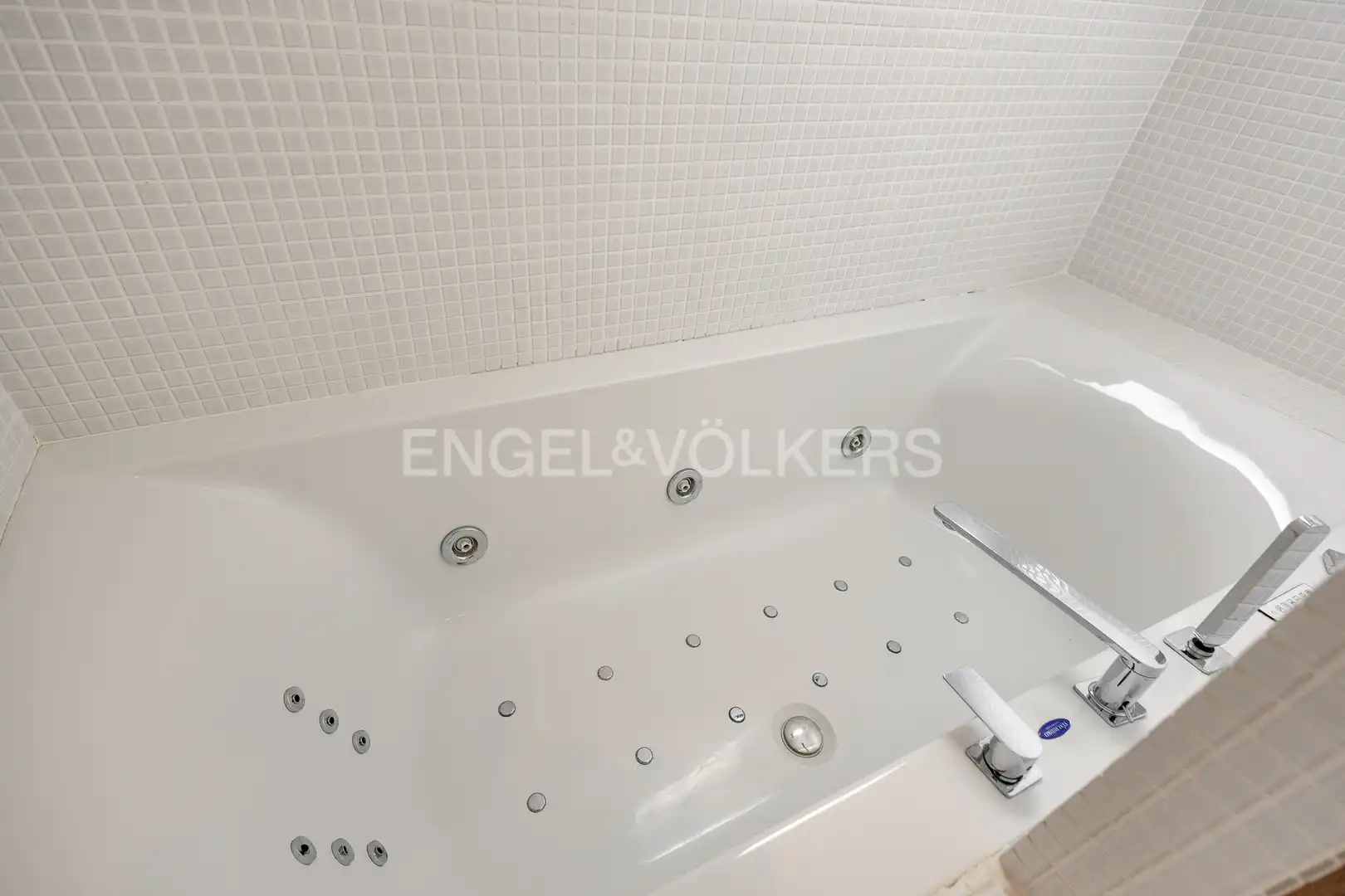 Baño de Casa o chalet en venta en Vilanova i la Geltrú con Aire acondicionado, Calefacción y Jardín privado