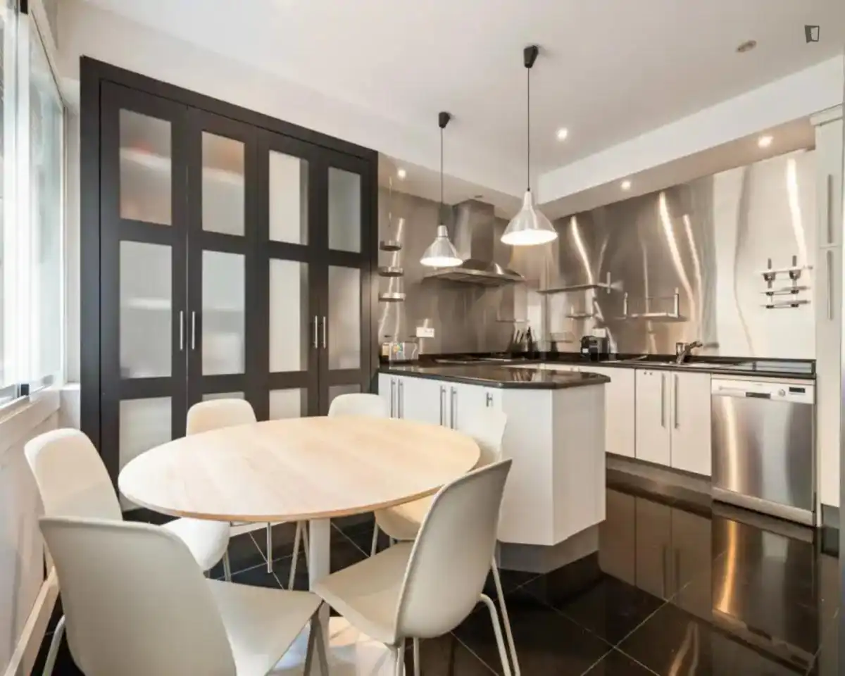 Cocina de Apartamento para compartir en Madrid con Aire acondicionado, Calefacción y Amueblado