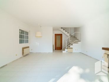 Maison mitoyenne avec balcon à vendre à La Pineda
