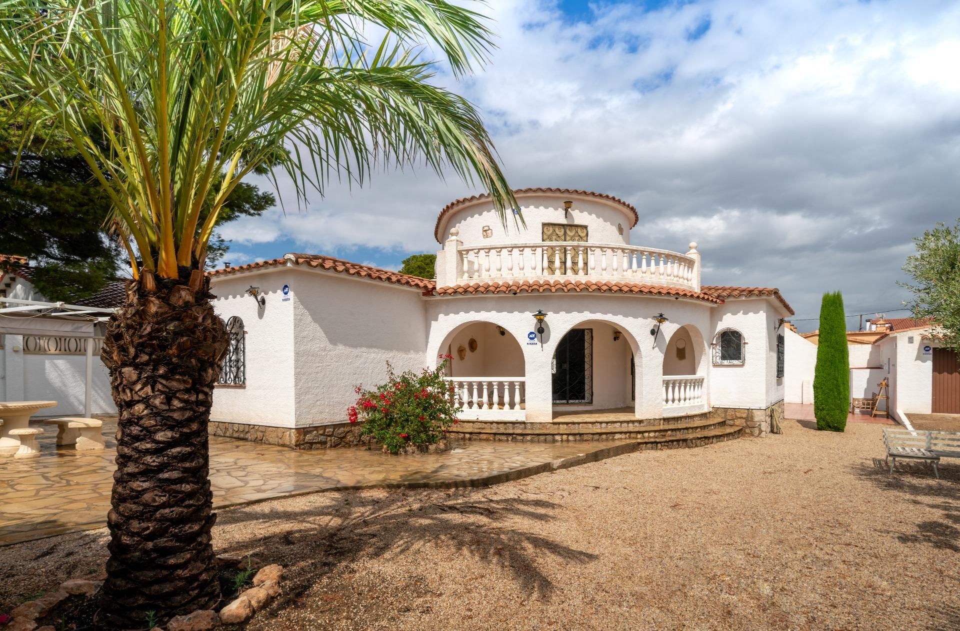 Vista exterior de Casa o xalet en venda en Mont-roig del Camp amb Piscina