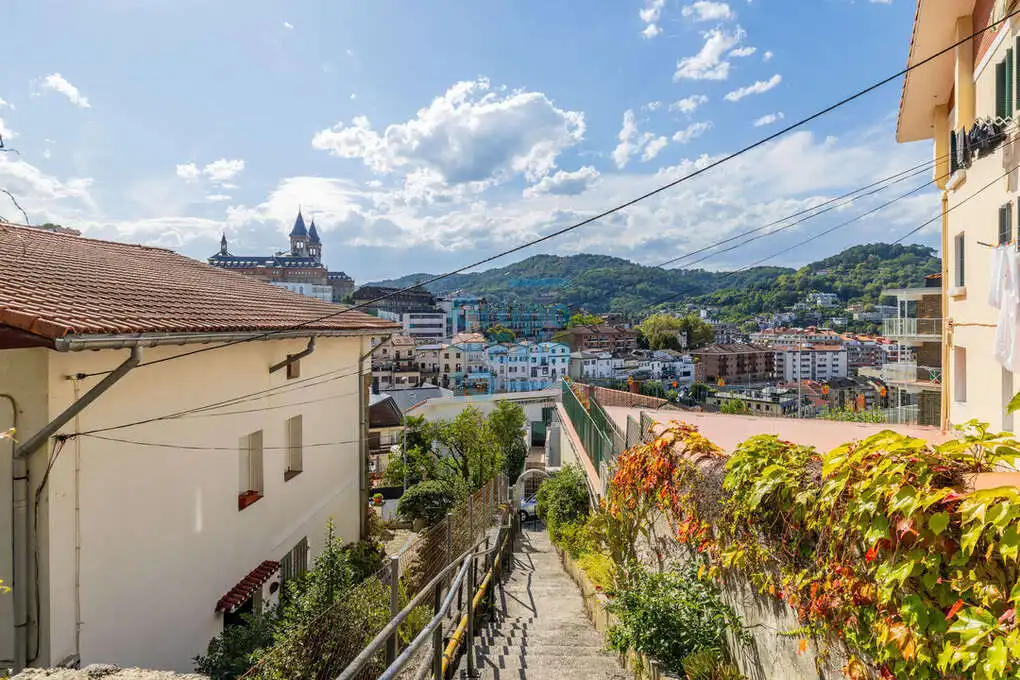 Vista exterior de Pis en venda en Donostia - San Sebastián  amb Calefacció, Jardí privat i Terrassa
