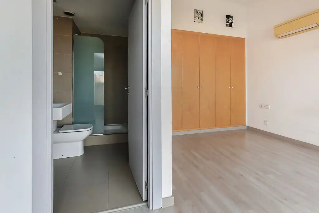 Baño de Piso en venta en Sabadell con Calefacción y Piscina
