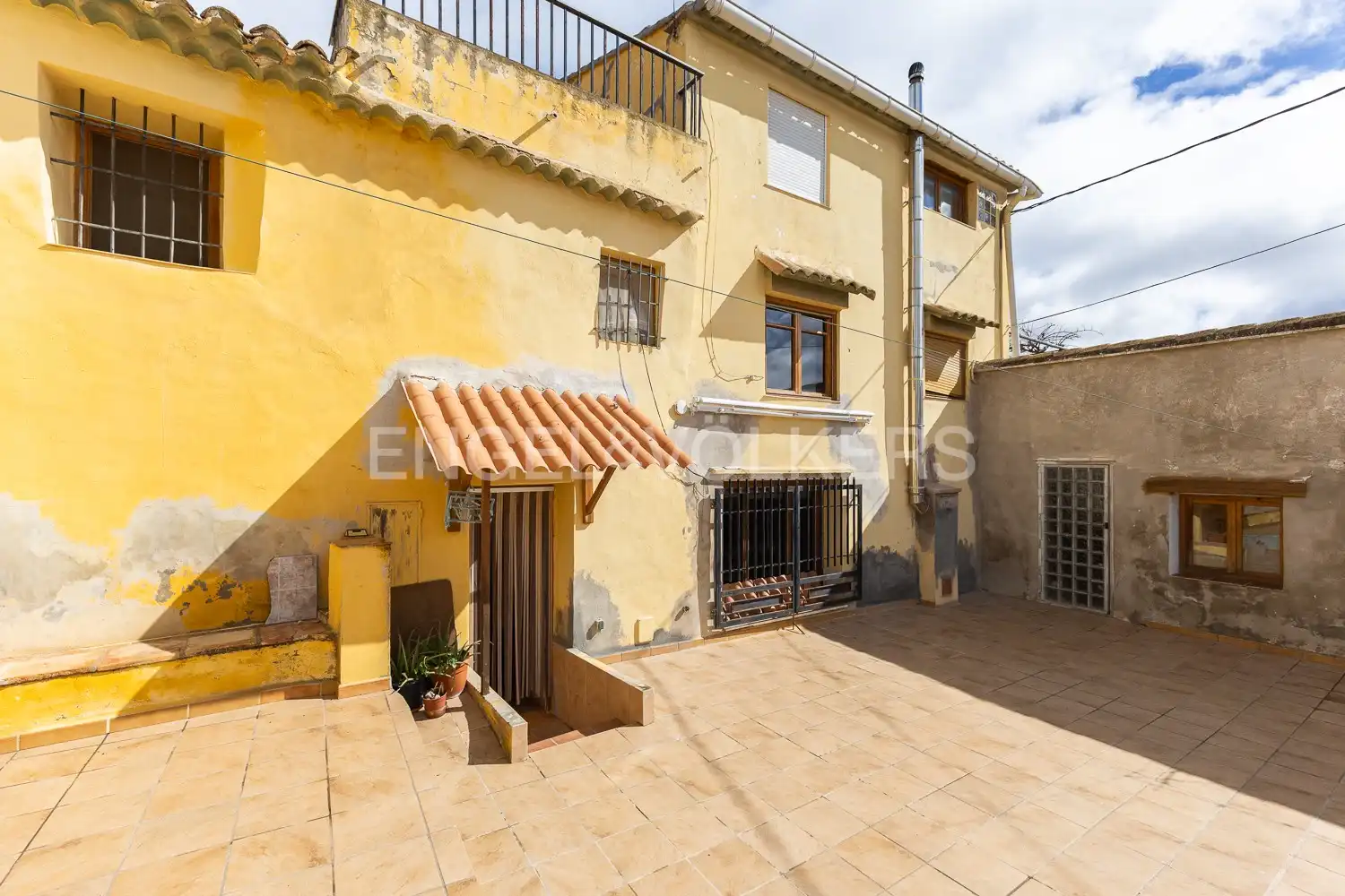 Vista exterior de Finca rústica en venda en Requena amb Aire condicionat, Calefacció i Jardí privat