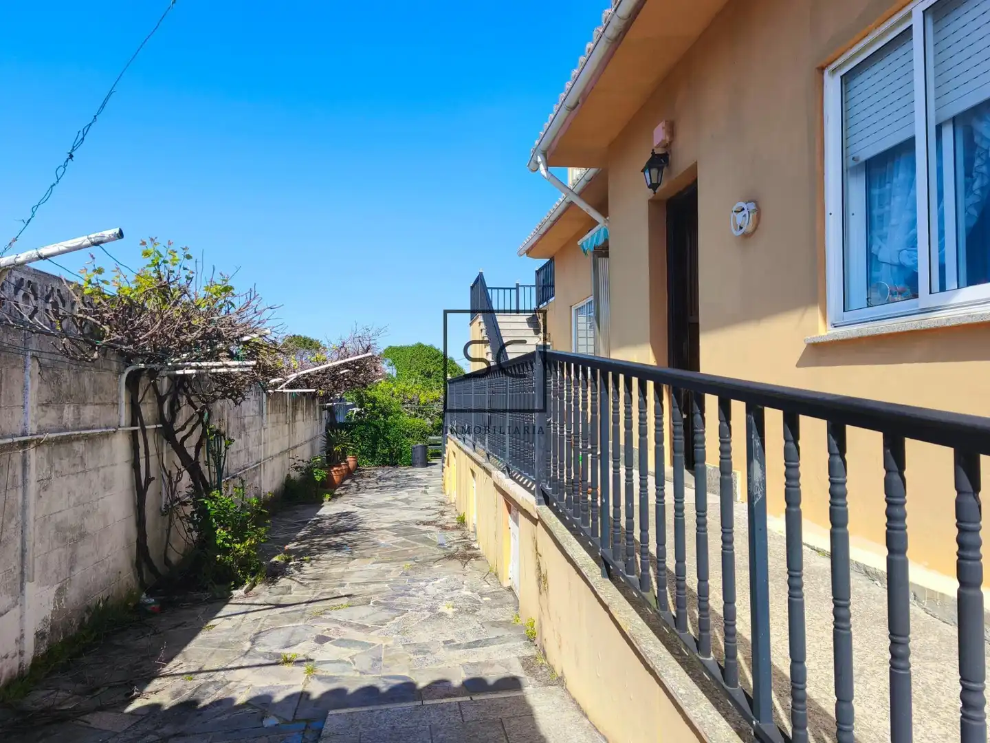Vista exterior de Casa o xalet en venda en Ferrol amb Calefacció, Jardí privat i Traster