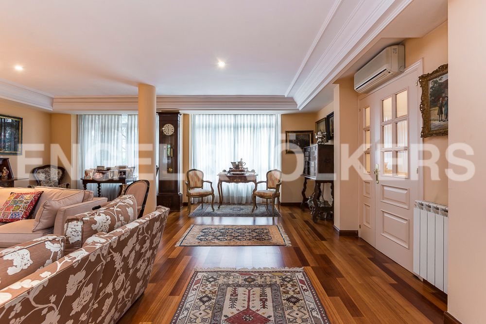 Sala d'estar de Casa o xalet en venda en  Madrid Capital amb Aire condicionat, Calefacció i Jardí privat