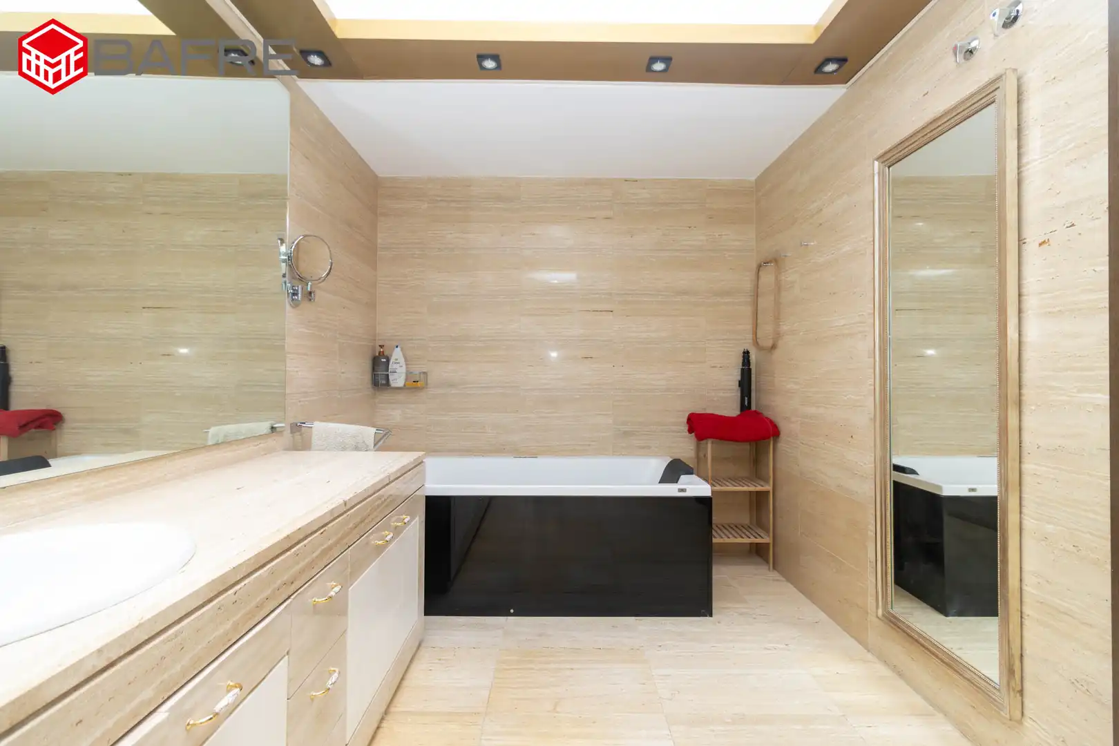 Bathroom of Houses for sale in Pozuelo de Alarcón  with Air Conditioner, Private garden and Storage room