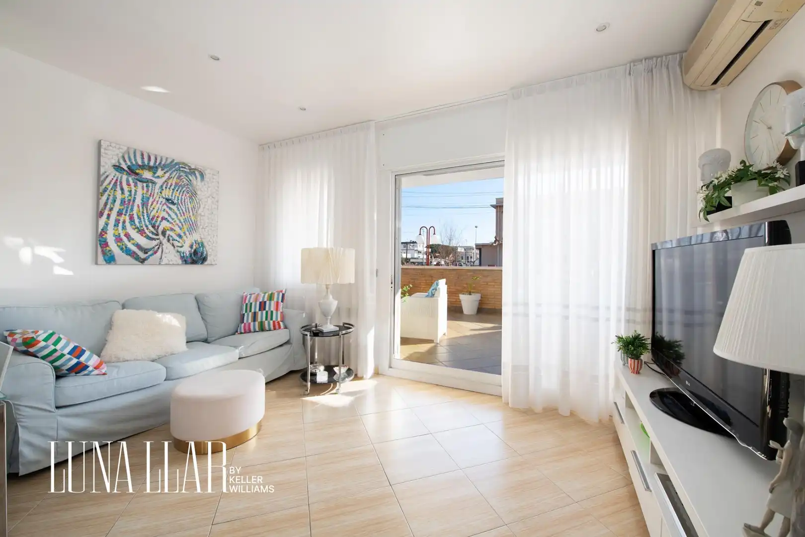 Sala de estar de Planta baja en venta en Castelldefels con Aire acondicionado, Terraza y Piscina comunitaria