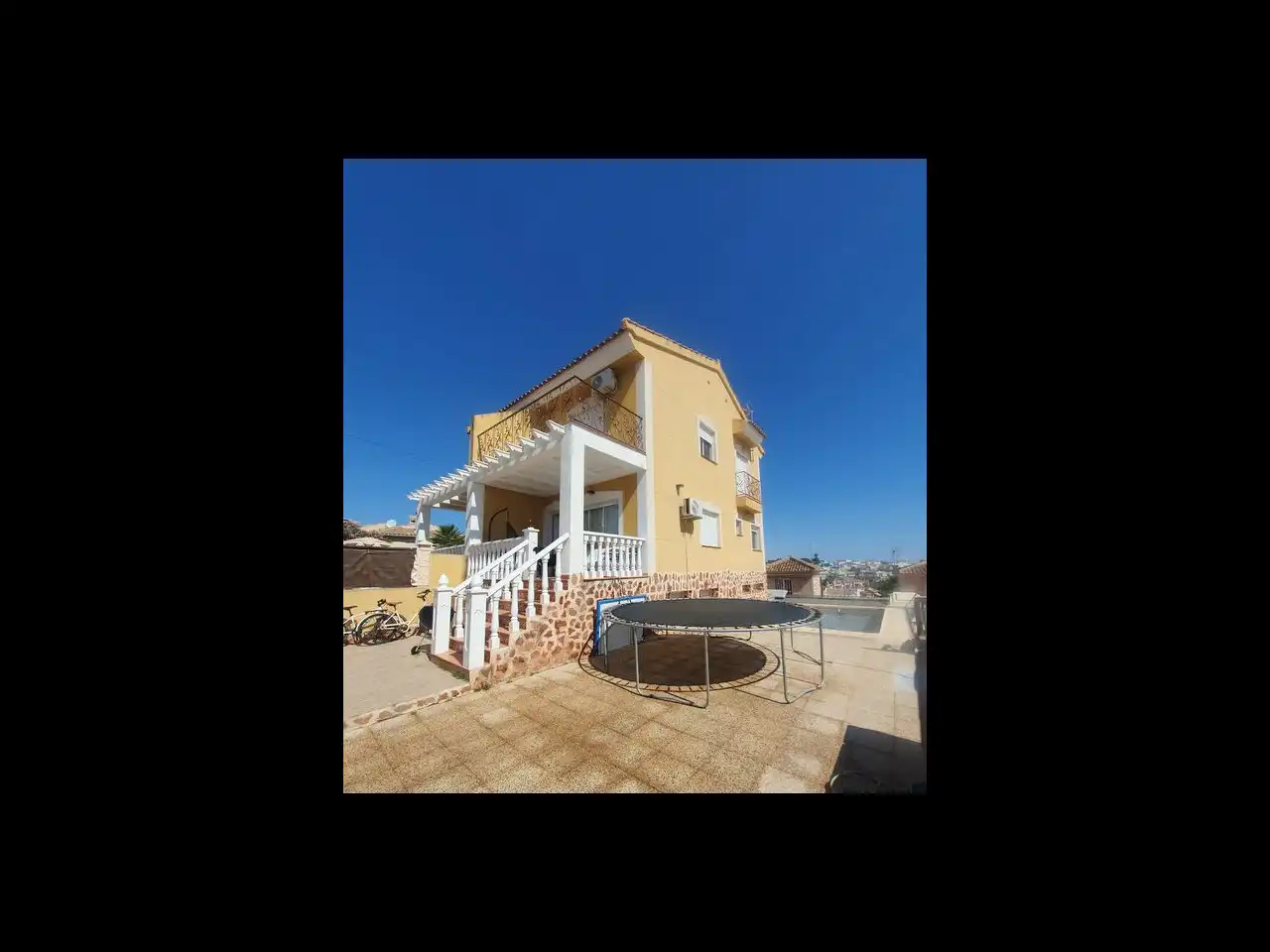 Vista exterior de Casa o xalet en venda en Orihuela amb Aire condicionat, Calefacció i Jardí privat