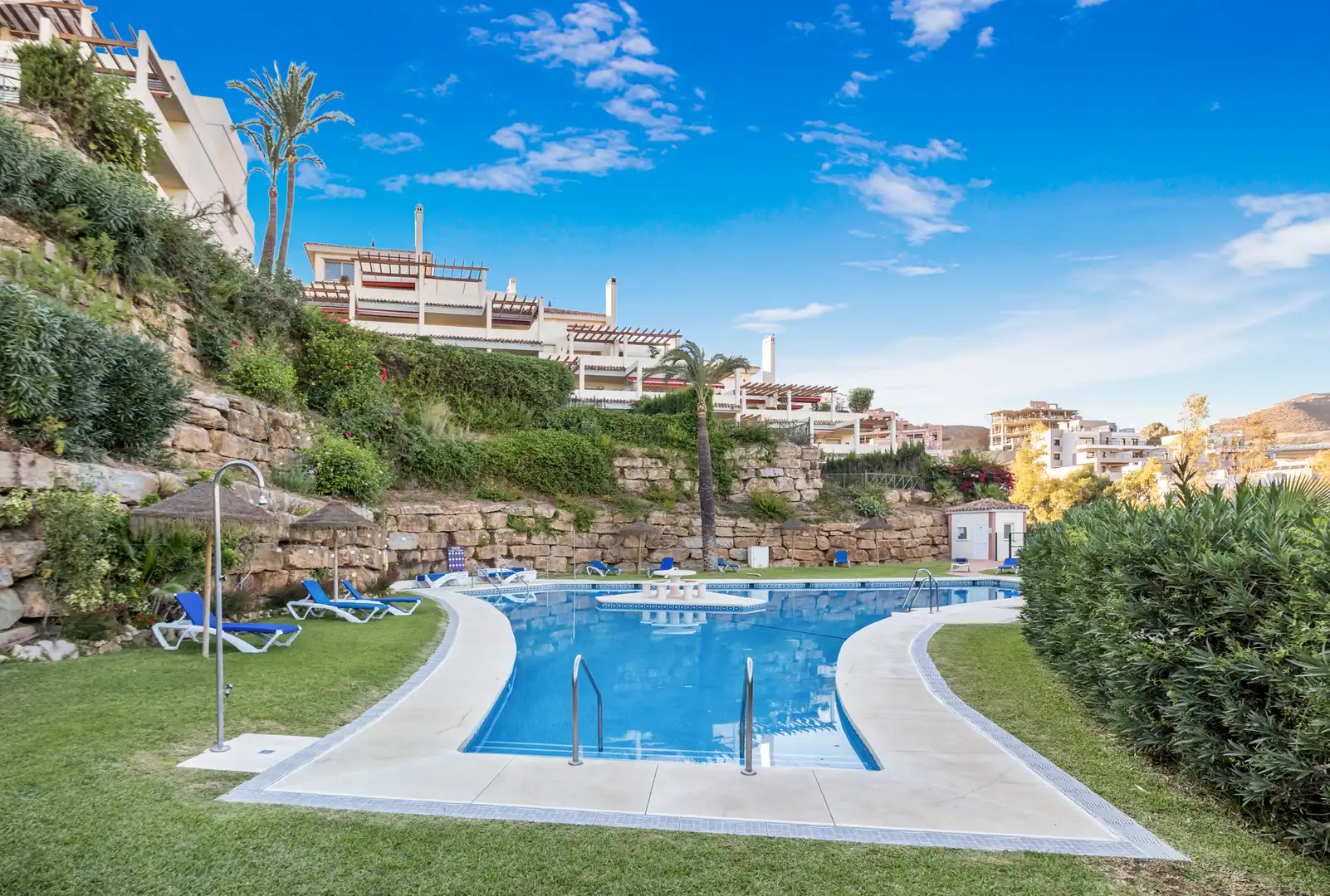 Penthouse with terrace for sale in Nueva Andalucía