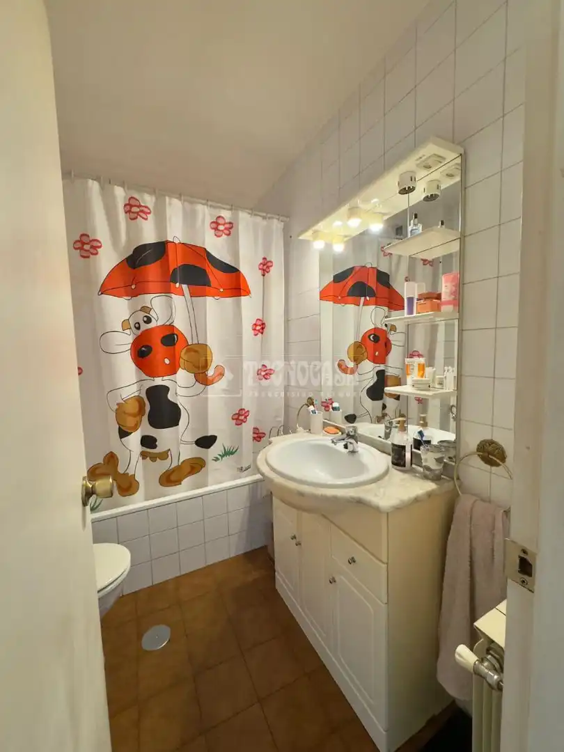 Bathroom of Flat for sale in Madrid