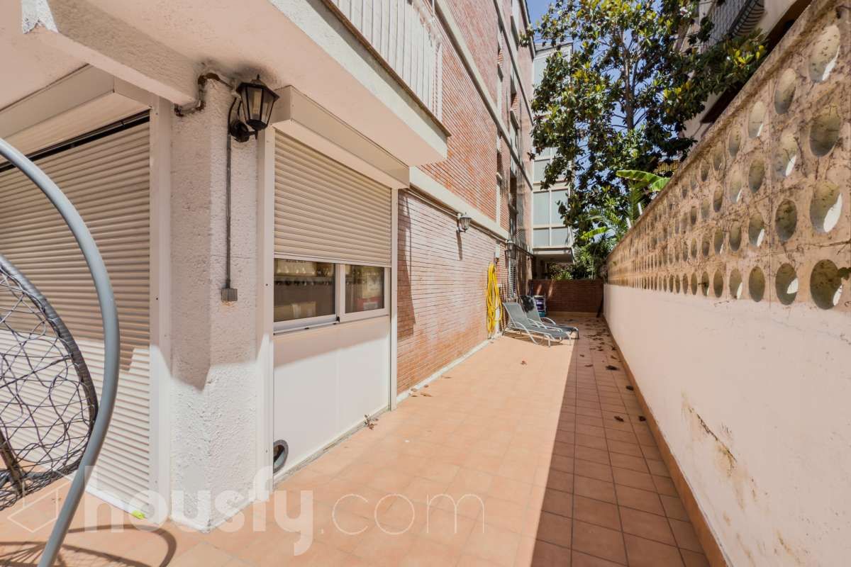 Vista exterior de Pis en venda en  Barcelona Capital amb Aire condicionat, Jardí privat i Terrassa