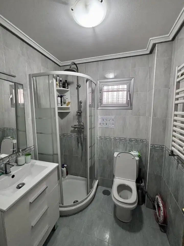 Badezimmer von Wohnung zum Verkauf in Madrid mit Klimaanlage, Heizung und Parkett