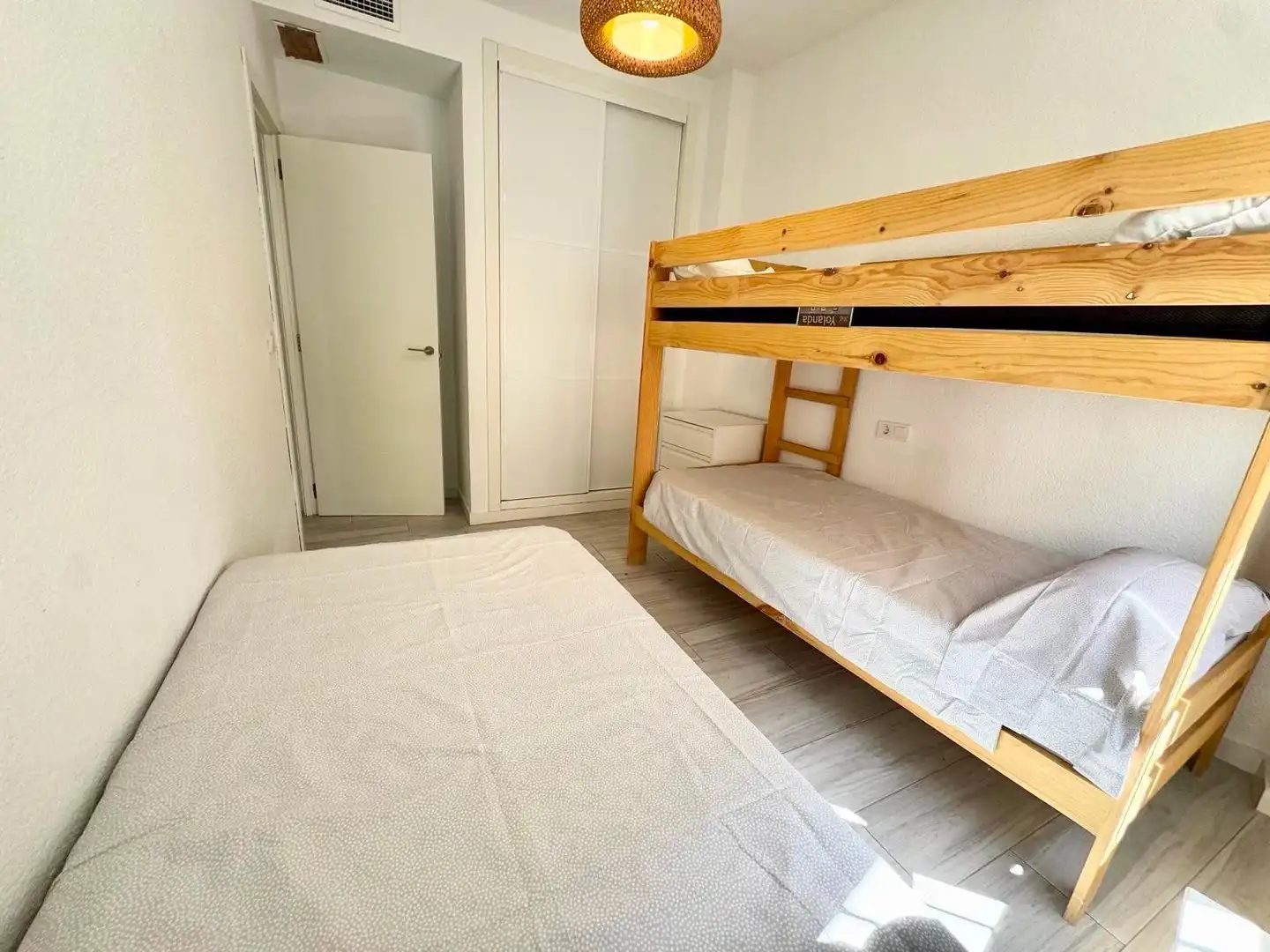Schlafzimmer von Erdgeschoss zum Verkauf in Punta Umbría mit Klimaanlage, Heizung und Abstellraum