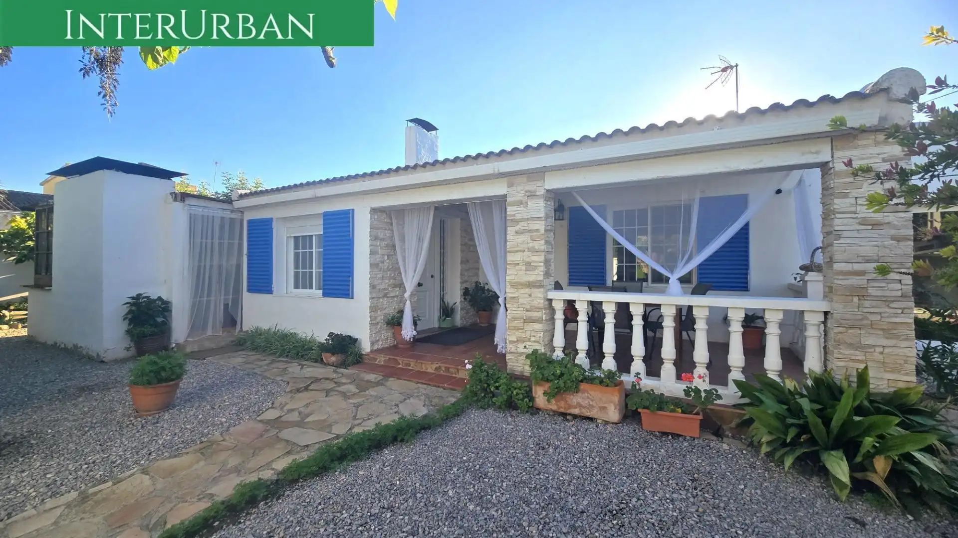 Vista exterior de Casa o xalet en venda en La Pobla de Vallbona amb Aire condicionat, Calefacció i Jardí privat