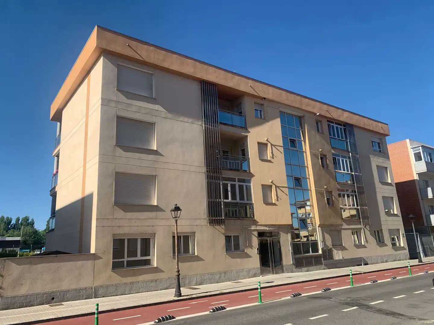 Außenansicht von Garage zum Verkauf in Ávila