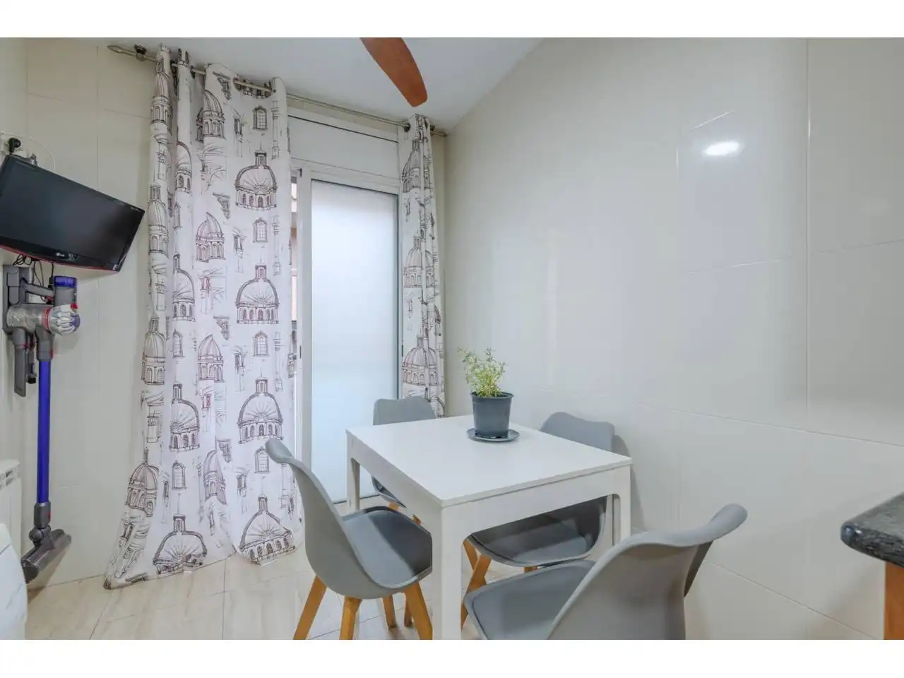 Dining room of Flat for sale in Girona  with Heating, Parquet flooring and Storage room