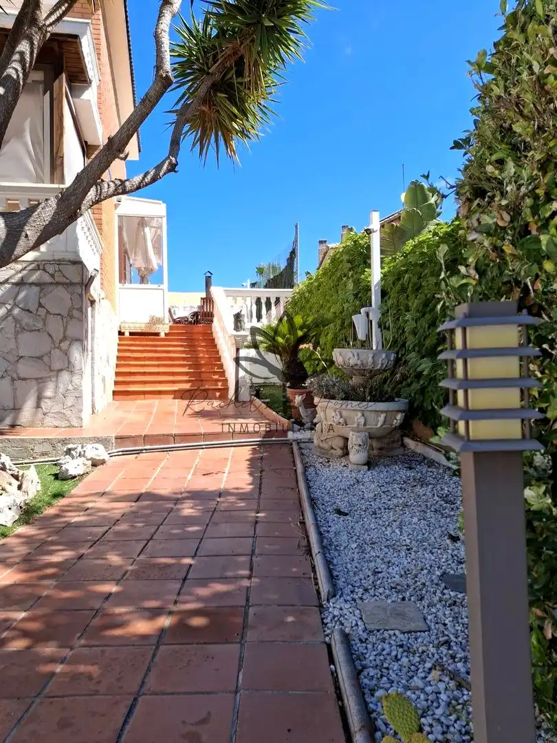 Terrasse von Einfamilien-Reihenhaus zum Verkauf in Castelldefels mit Klimaanlage, Heizung und Privatgarten