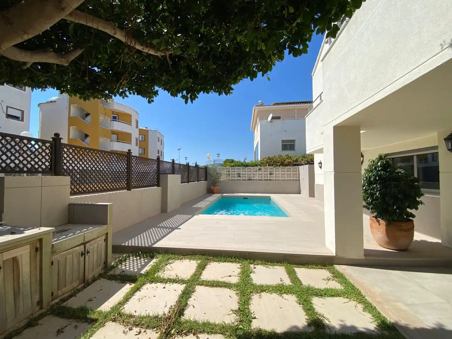 Piscina de Casa adosada en venda en Oliva amb Aire condicionat, Calefacció i Jardí privat