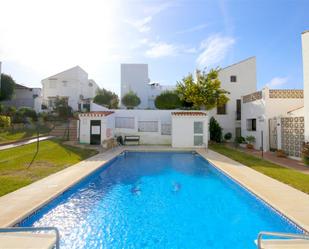 Swimming pool of Single-family semi-detached for sale in Estepona  with Air Conditioner, Terrace and Balcony