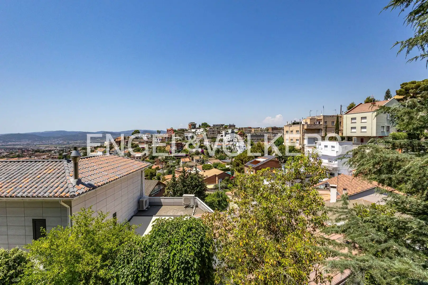 Vista exterior de Casa o chalet de alquiler en Esplugues de Llobregat con Aire acondicionado, Calefacción y Jardín privado