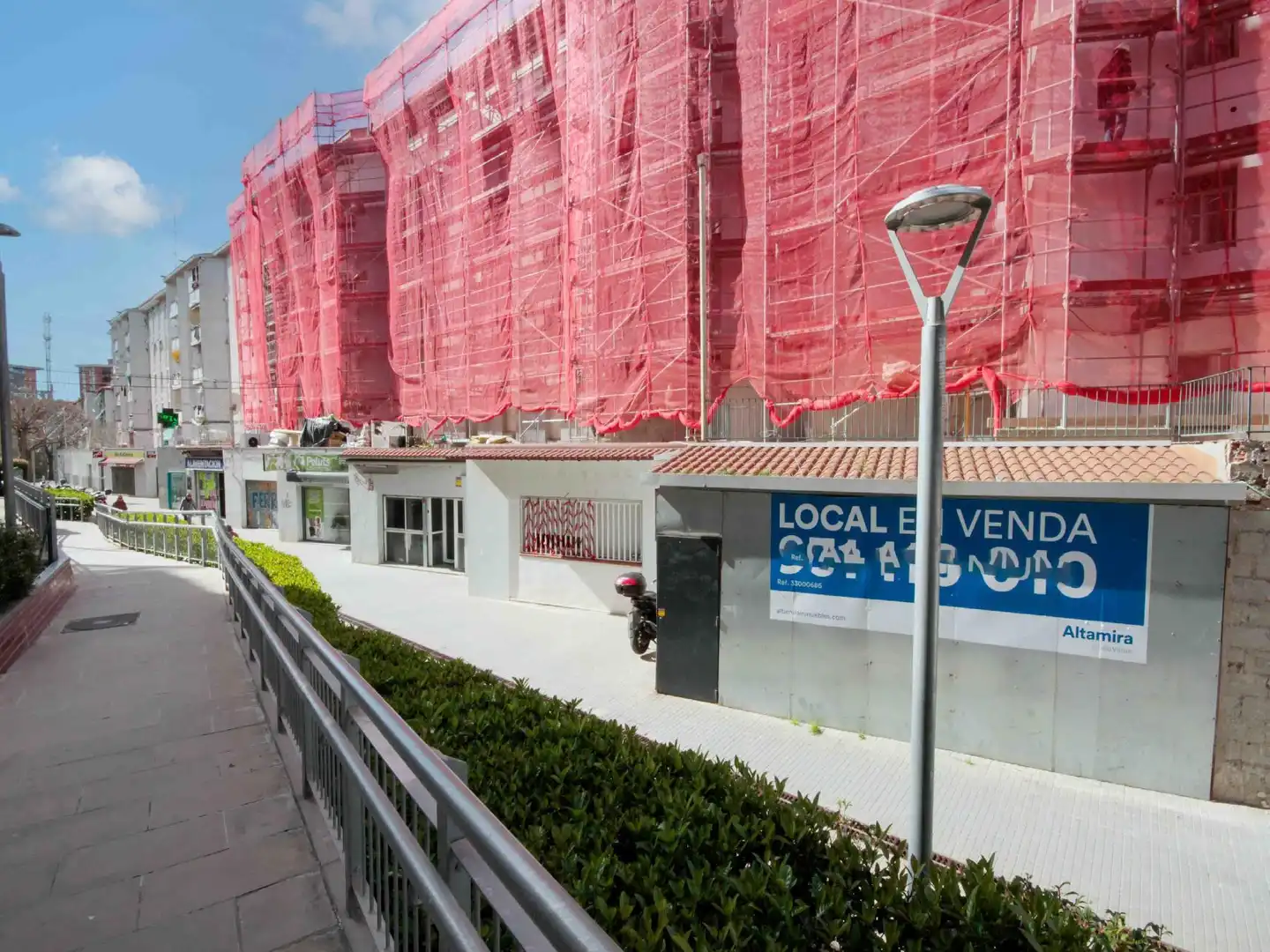 Vista exterior de Local en venta en Cornellà de Llobregat