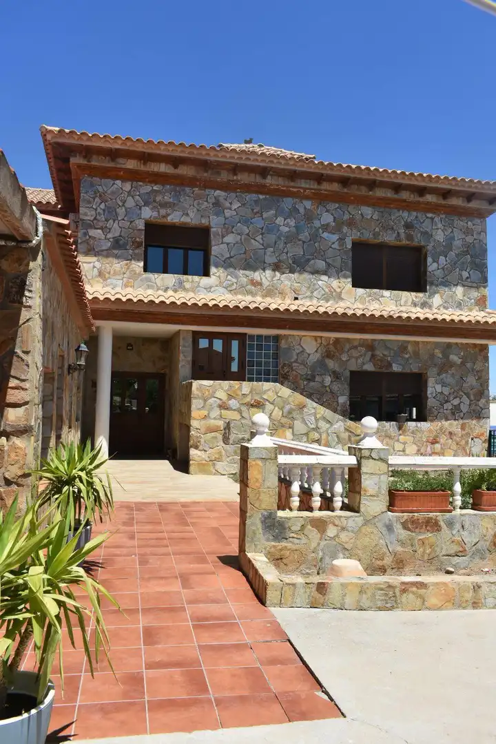 Vista exterior de Casa o xalet de lloguer en Casasimarro amb Aire condicionat, Calefacció i Jardí privat