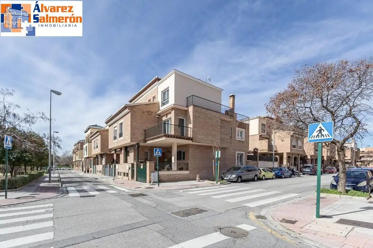 Außenansicht von Einfamilien-Reihenhaus zum Verkauf in Granada mit Privatgarten, Terrasse und Schwimmbad