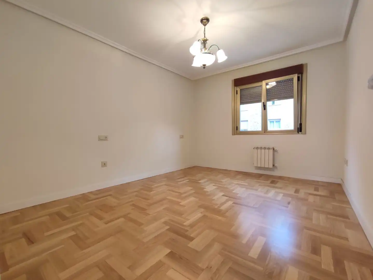 Schlafzimmer von Wohnung zur Miete in Gijón  mit Heizung, Parkett und Abstellraum