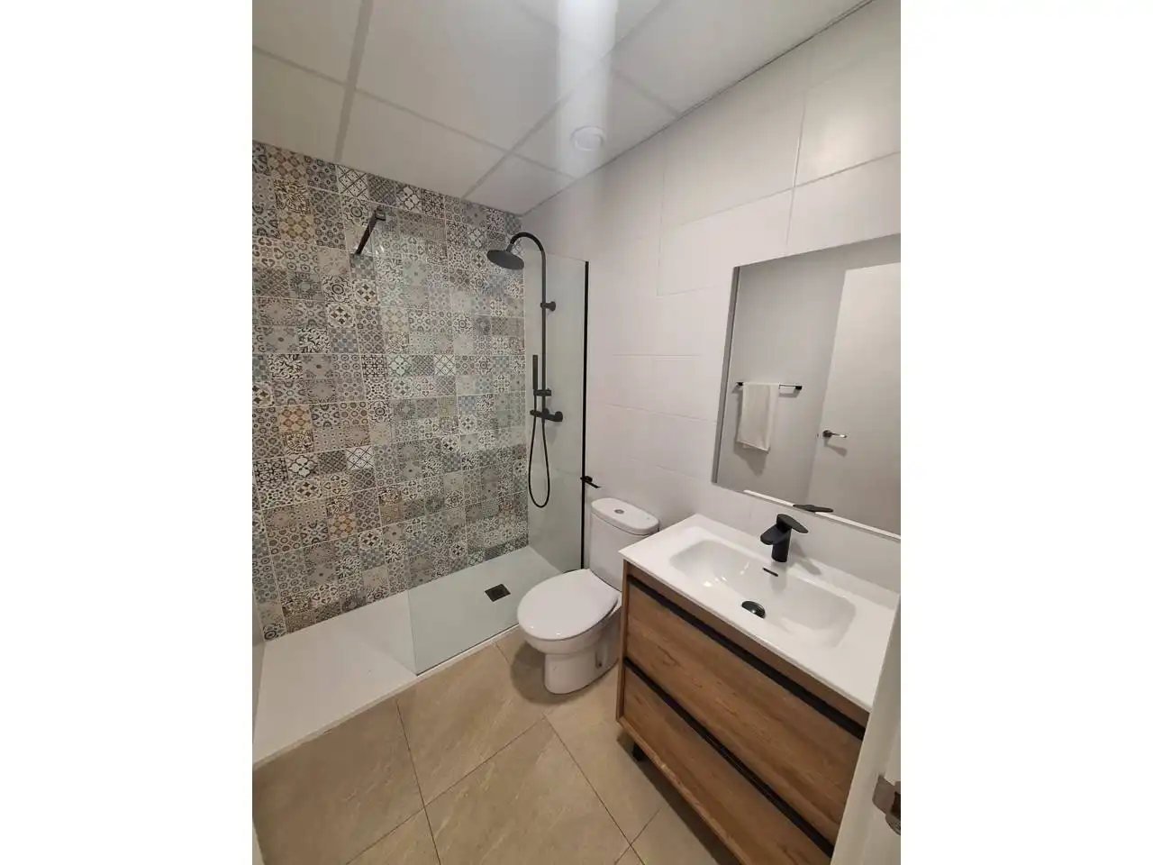 Badezimmer von Wohnungen zur Miete in Fuenlabrada mit Klimaanlage, Heizung und Möbliert