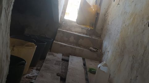 Totalmente para restaurar. Hay en el pueblo un charter, una farmacia, médico, autobúsy cajero autgmático (Cajamar).  Fachada de 5,