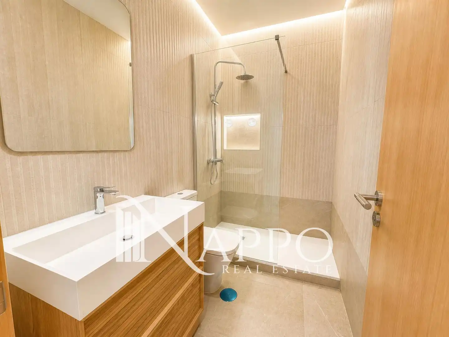 Bathroom of Flat for sale in Madrid  with Air Conditioner, Heating and Oven