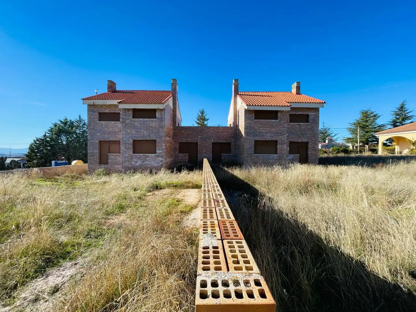 Außenansicht von Einfamilien-Reihenhaus zum Verkauf in Navalperal de Pinares mit Privatgarten, Terrasse und Alarm
