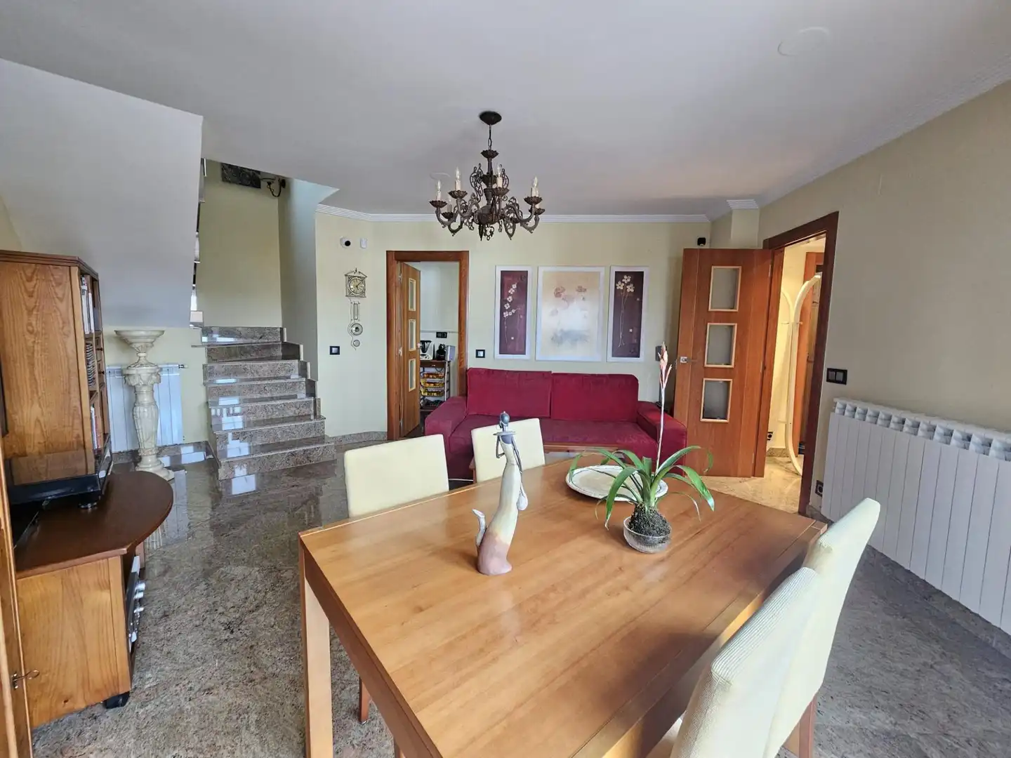 Sala d'estar de Casa adosada en venda en Villamayor amb Calefacció, Parquet i Traster