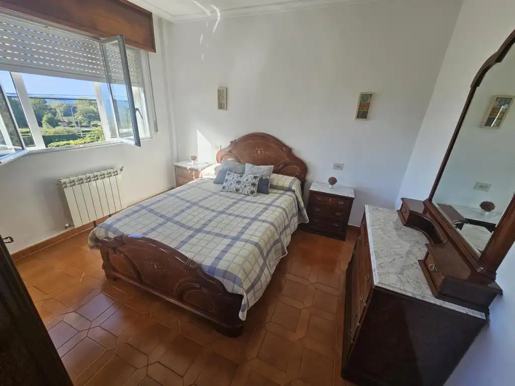 Dormitori de Casa o xalet en venda en Boiro amb Calefacció, Jardí privat i Parquet