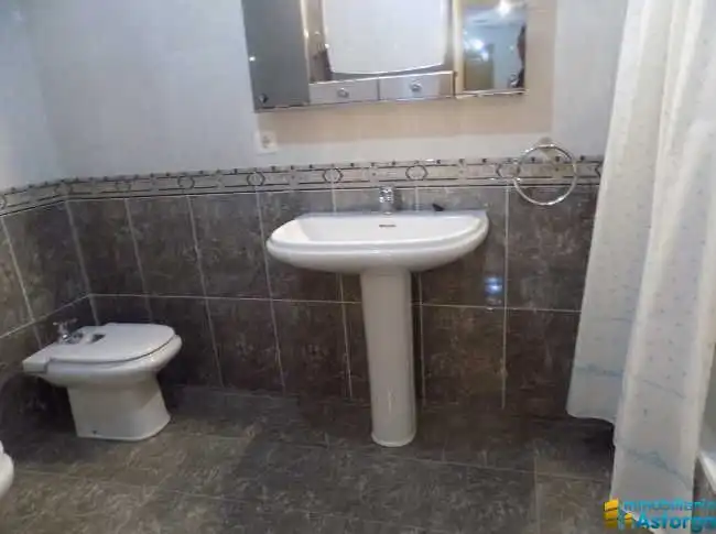Badezimmer von Wohnung zur Miete in Astorga mit Heizung, Parkett und Terrasse